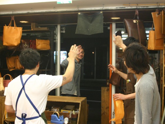 野口さんを見送る図