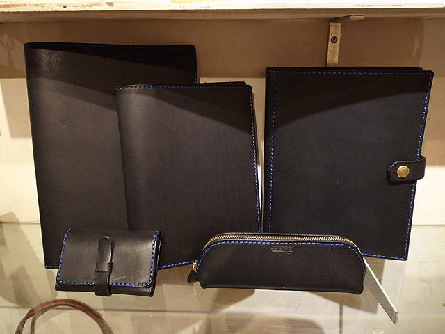 黒に青ステッチ