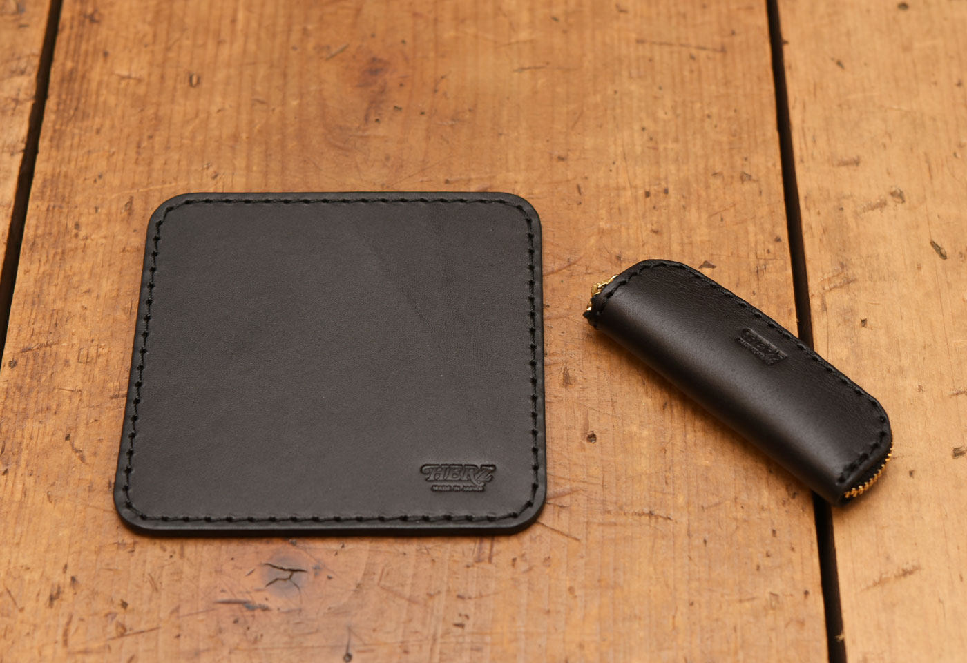 黒い革の印鑑ケースと印鑑パッド