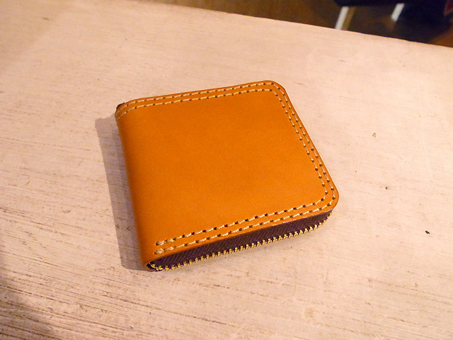 二つ折りのファスナー財布