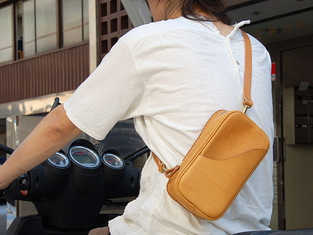 タテ型2wayボディバッグ