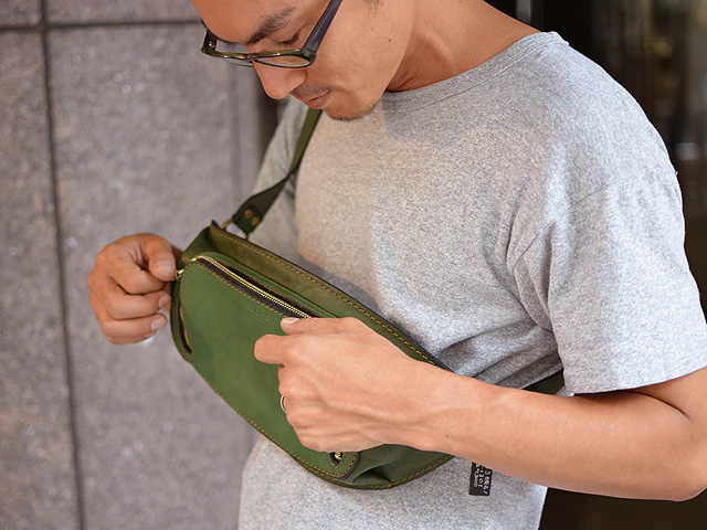 橋本ボディバッグ 取り出し