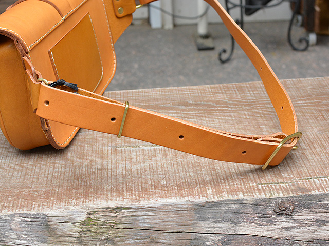 クラシックボディバッグ(作り手:北野) キャメル ストラップ