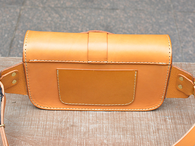 クラシックボディバッグ(作り手:北野) キャメル 背面