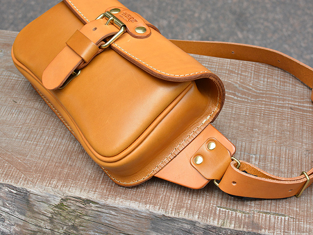 クラシックボディバッグ(作り手:北野) キャメル 側面