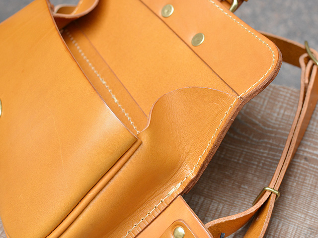 クラシックボディバッグ(作り手:北野) キャメル フラップ