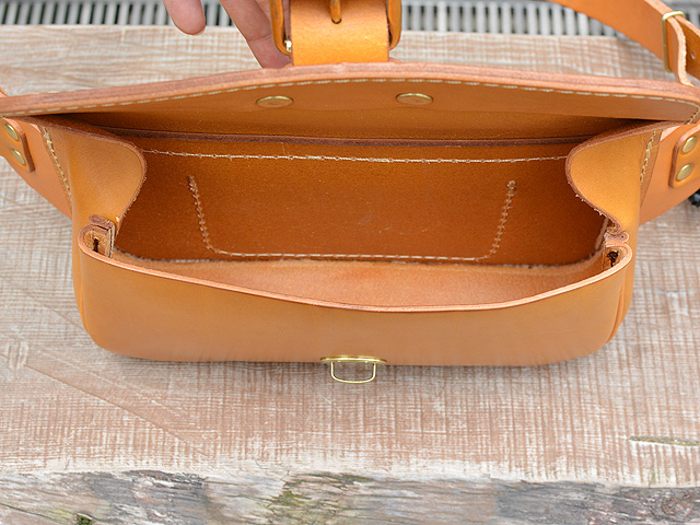 クラシックボディバッグ(作り手:北野) キャメル オープン