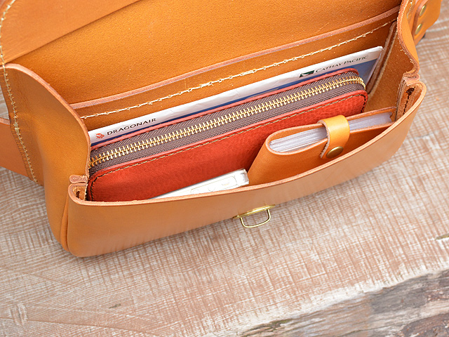 クラシックボディバッグ(作り手:北野) キャメル メイン収納部