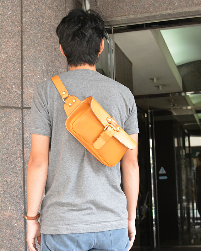 クラシックボディバッグ(作り手:北野) キャメル 着用