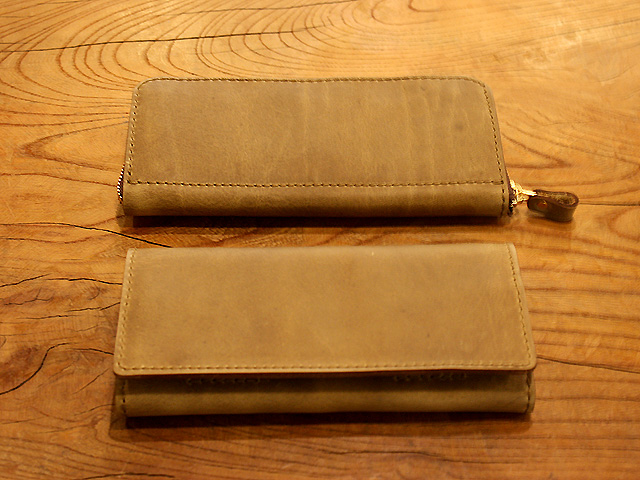 こちらも謎の革