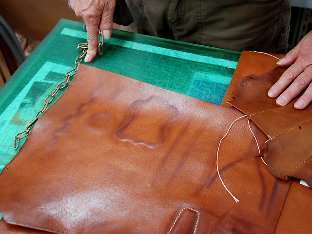 革にアタリをつけてみたり