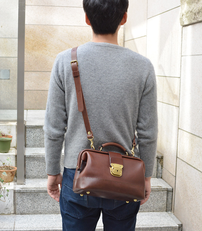 博多工房発のサンプル鞄(口枠2wayショルダー) チョコ斜め掛け