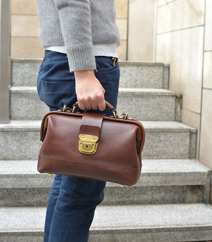 博多工房発のサンプル鞄(口枠2wayショルダー) チョコ手持ち