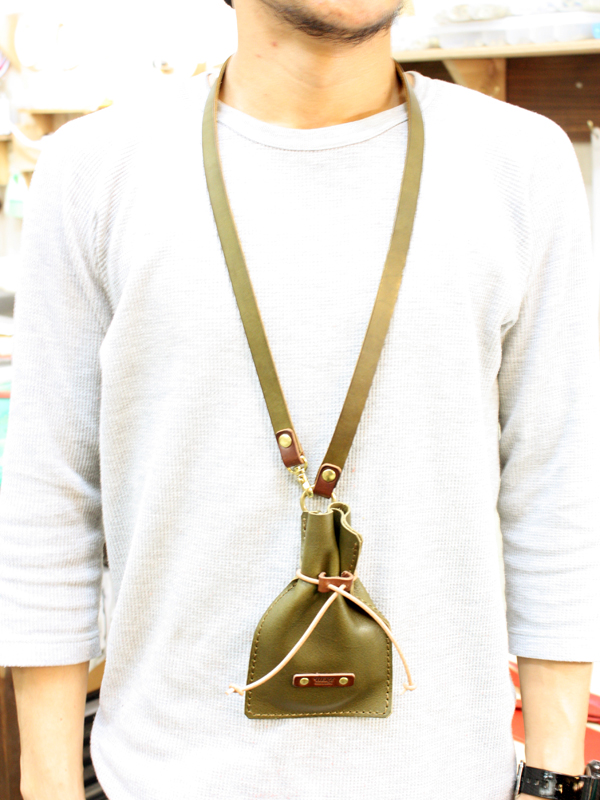 首から下げて、、、