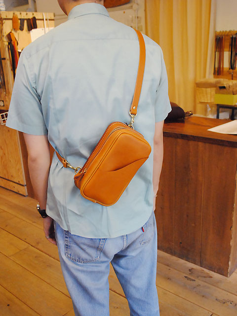 タテ型2Wayボディーバッグ(F-103)着用斜め掛け