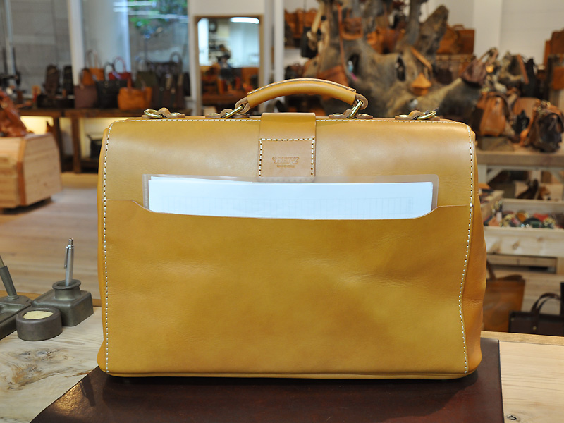 俺のビジネスバッグ 背面