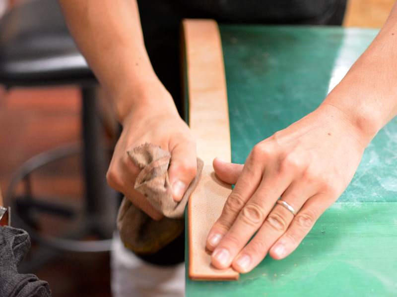 ベルト製作風景 コバ磨き