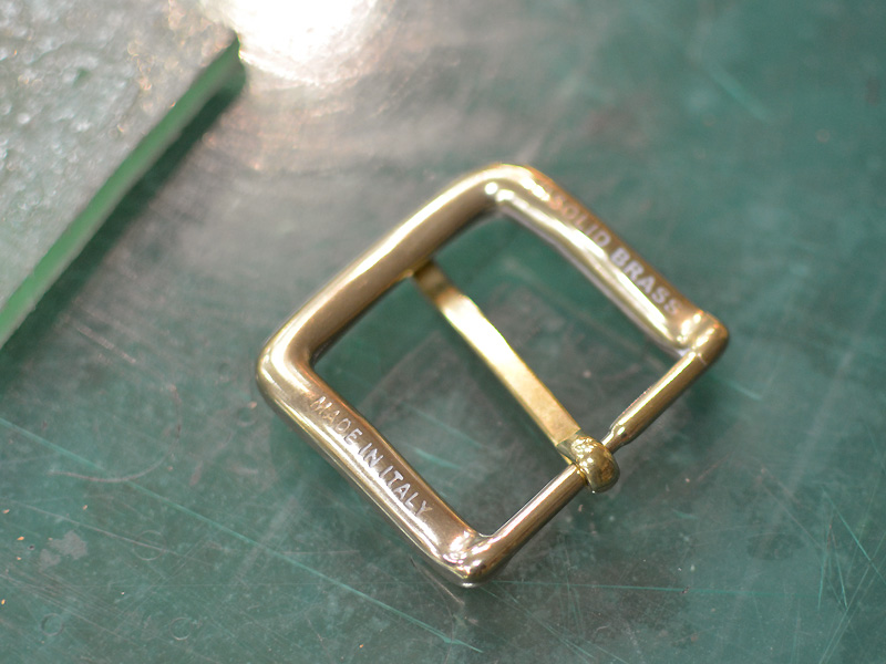 真鍮無垢のイタリア製バックル