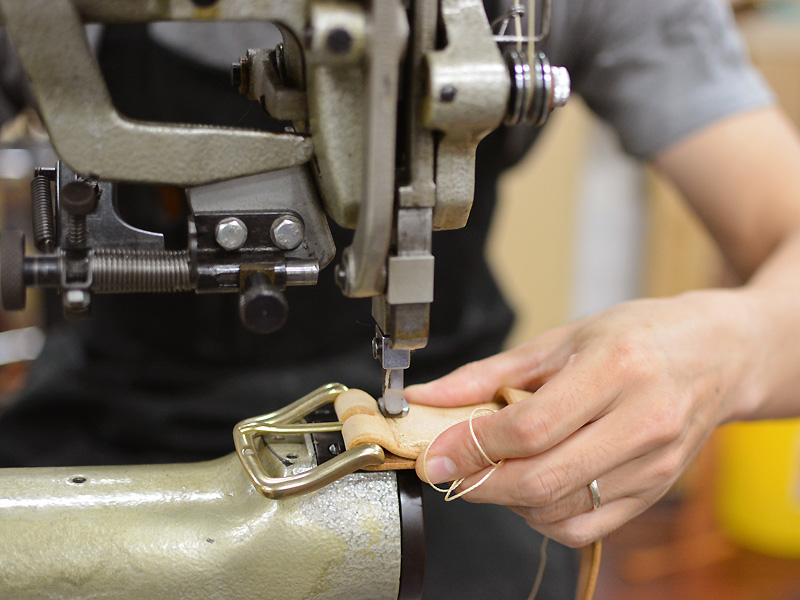 ベルト製作風景 縫い