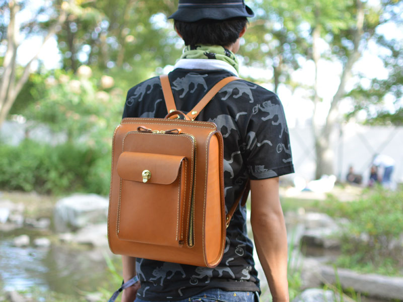 流線型のリュックサック　木村着用