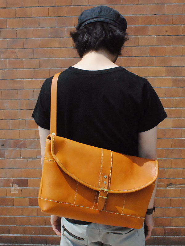 多収納メッセンジャーバッグ 男性着用