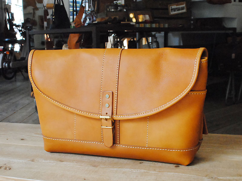 大阪店3周年記念バッグ「多収納メッセンジャーバッグ」