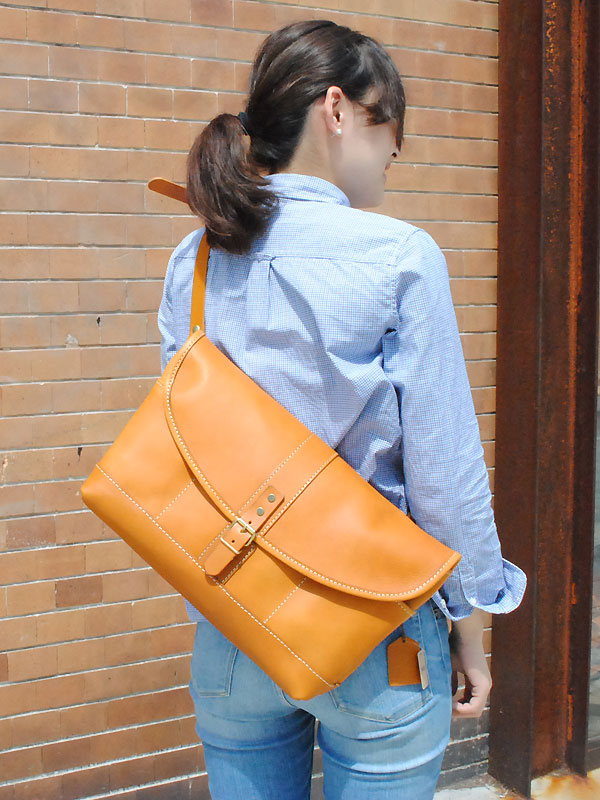 多収納メッセンジャーバッグ 女性着用