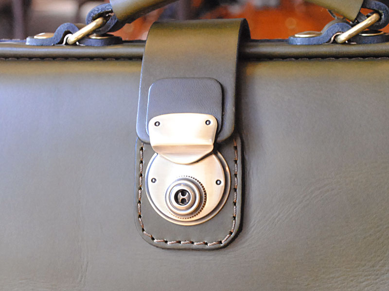 ビジネスバッグ 錠前