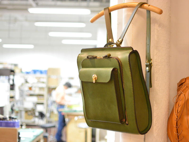 大口ラウンドファスナーのリュックサック