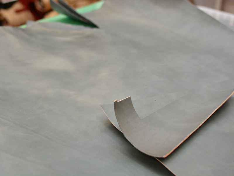 グレイッシュブルーの革