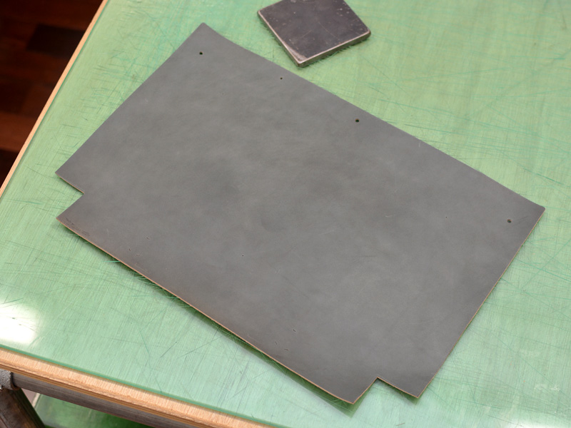 グレイッシュブルー 革の裁断