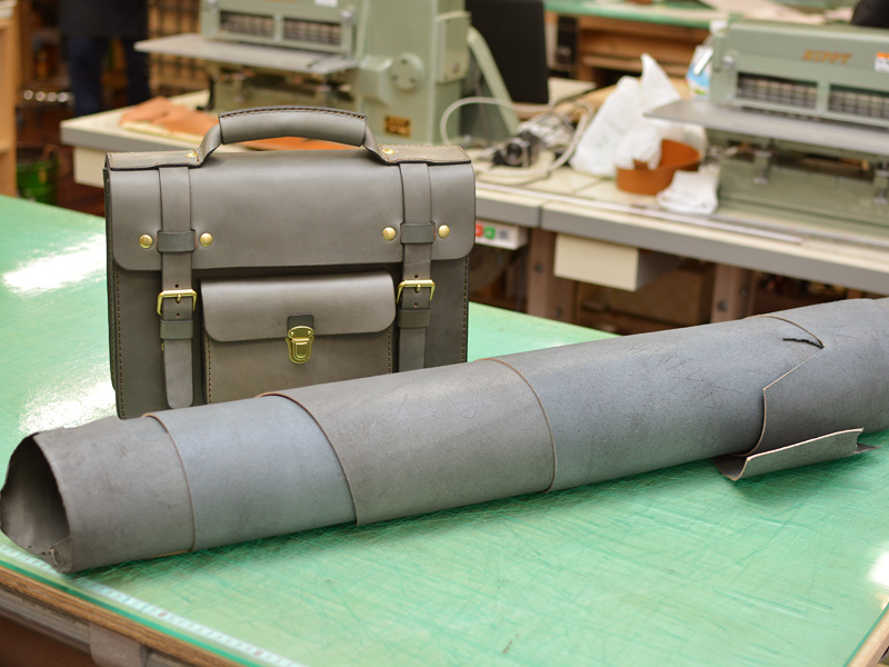 グレイッシュブルーの革とカバン