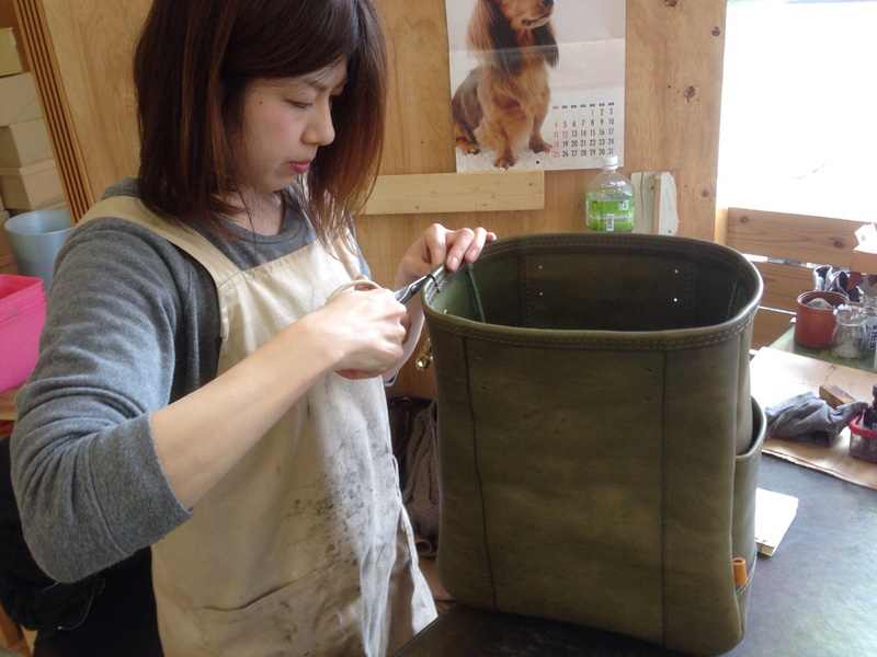 トートバッグ(T-140)を製作中の作り手濱田