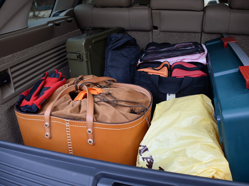 車のトランクに詰め込む