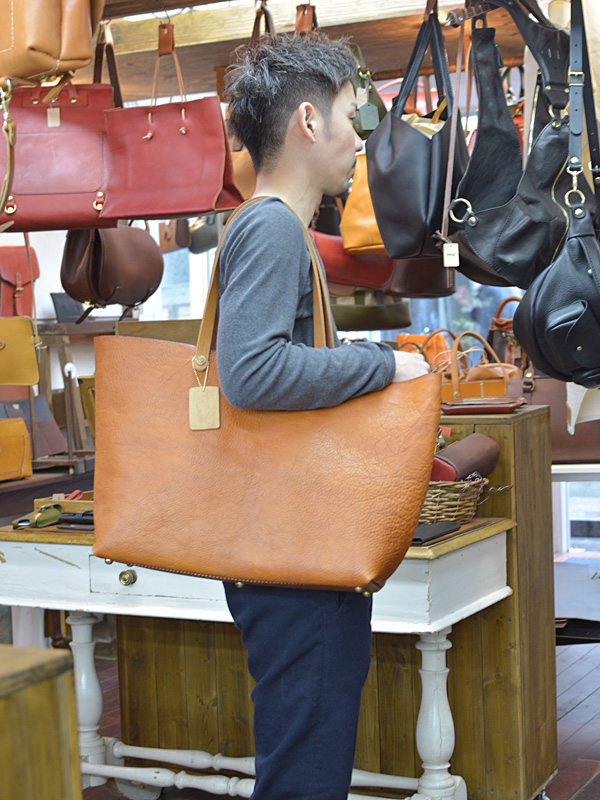 トートバッグ 男性着用