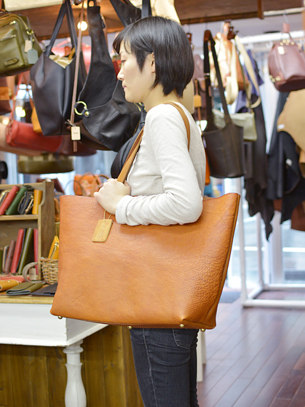トートバッグ 女性着用