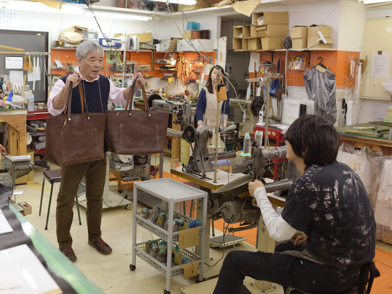 他のスタッフにチェックしてもらう近藤