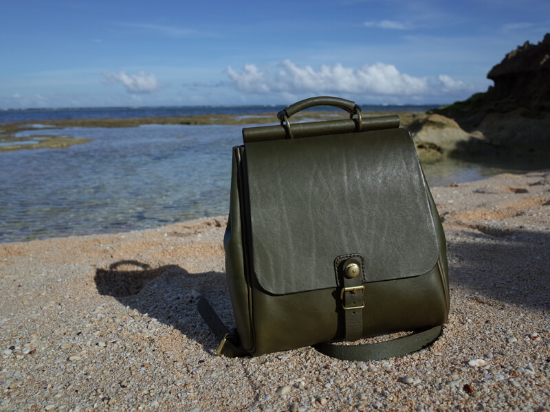 15砂浜にリュック