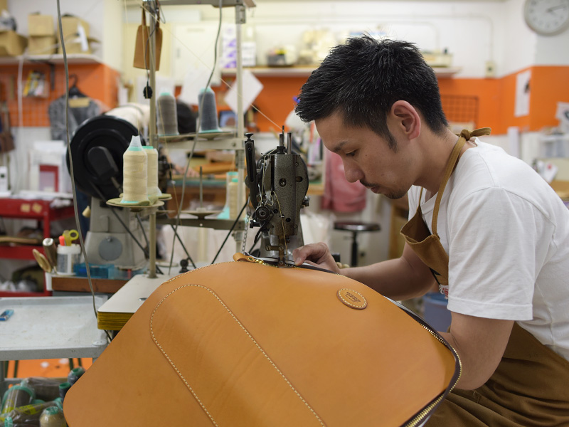 カバン製作をするセイジ