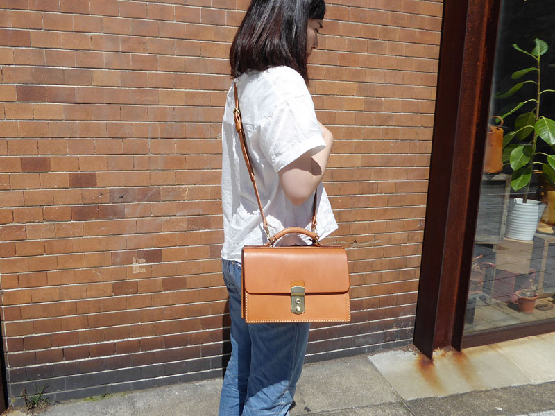 仕切り付き錠前カバン 女性着用