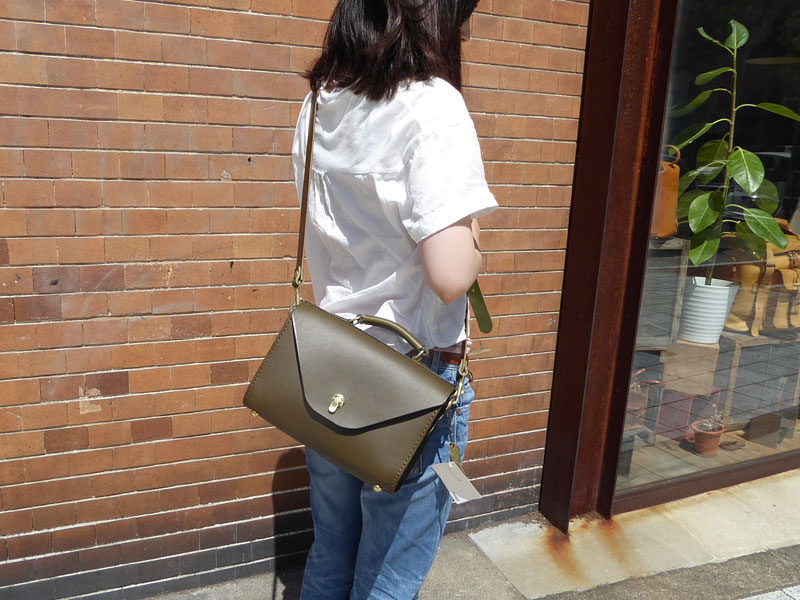 スタッフ松本作「レターショルダー」女性肩掛け