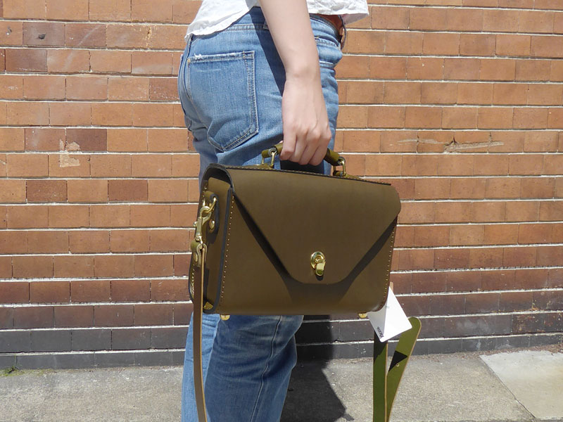 スタッフ松本作「レターショルダー」女性手持ち