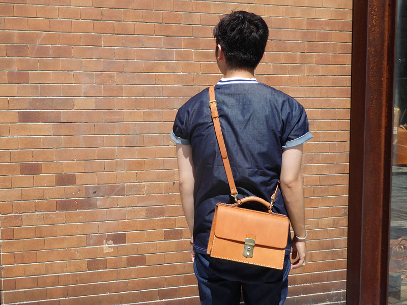 仕切り付き錠前カバン 男性着用
