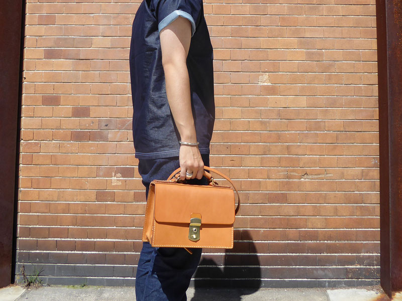 仕切り付き錠前カバン 男性手持ち