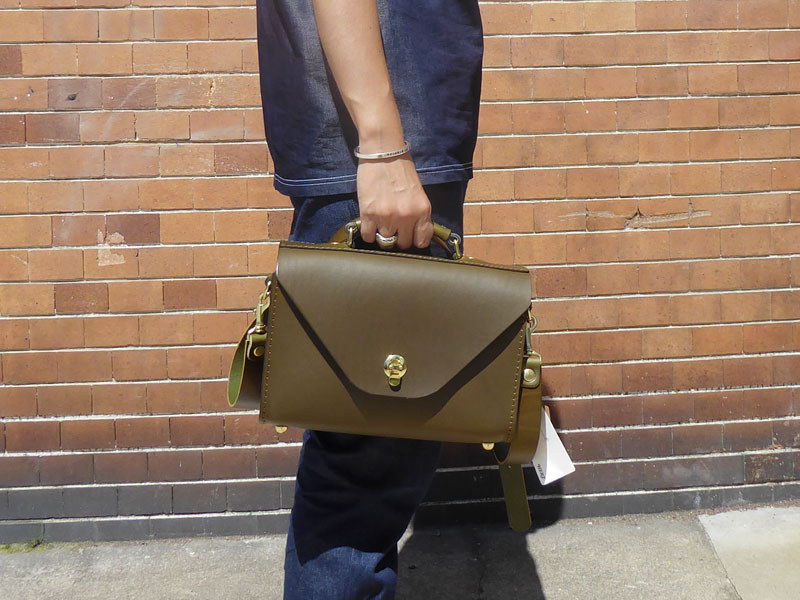 スタッフ松本作「レターショルダー」男性手持ち