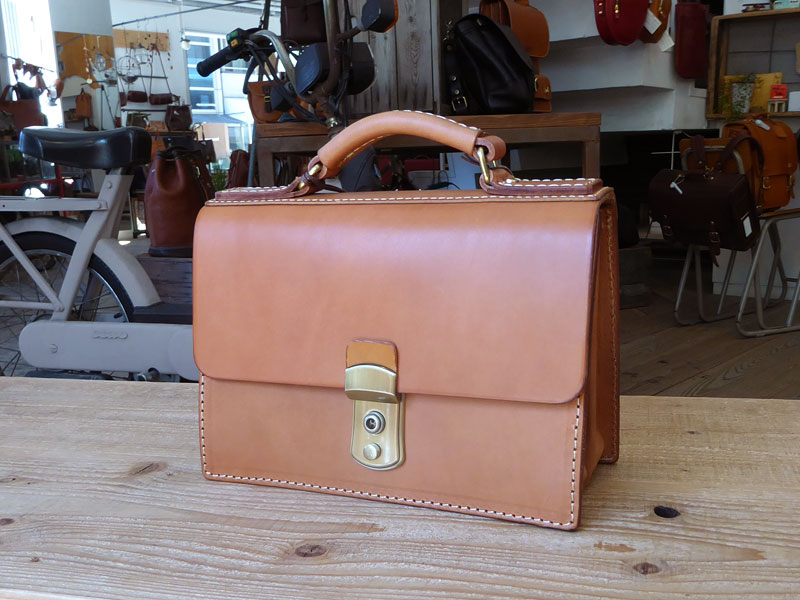 作り手:内藤作「仕切り付き錠前カバン」