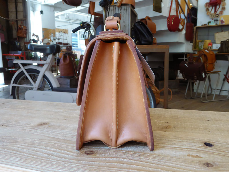 仕切り付き錠前カバン 側面