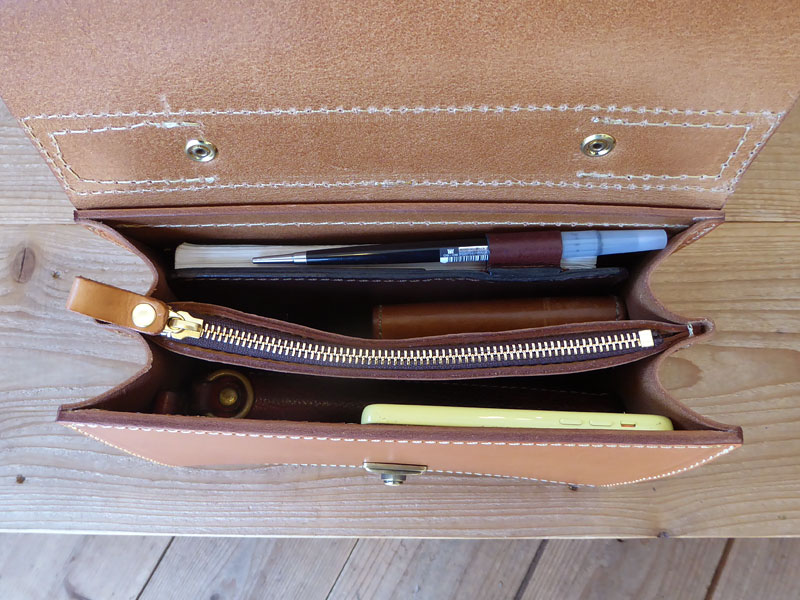 仕切り付き錠前カバン 収納部