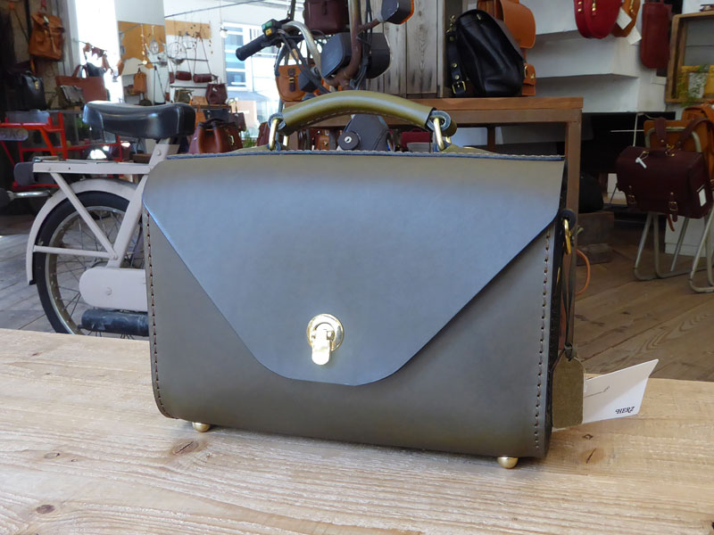 スタッフ松本作「レターショルダー」