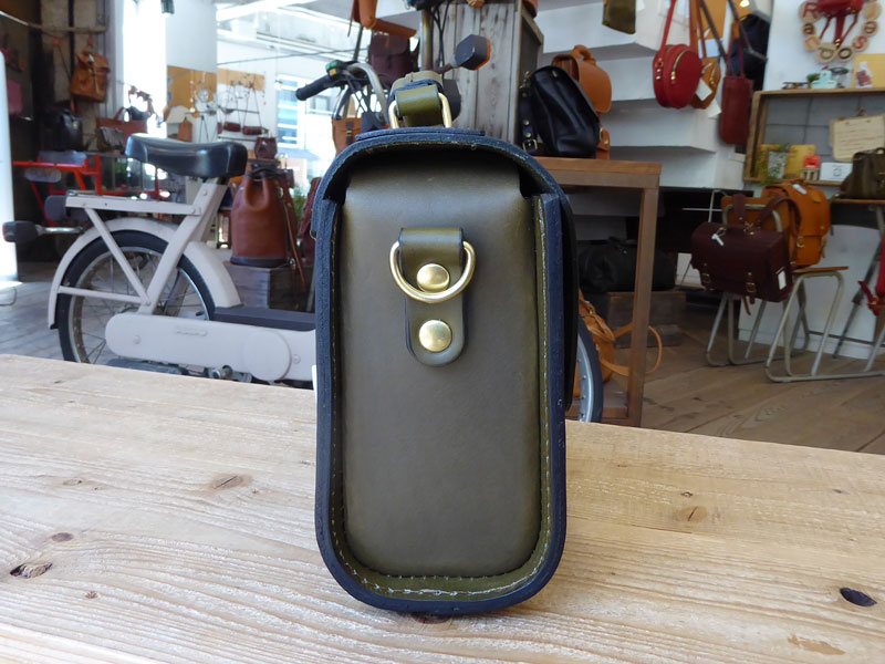 スタッフ松本作「レターショルダー」側面